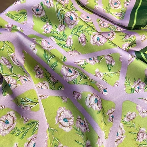 Elegante foulard di seta verde con motivo floreale, trama a rete e finitura liscia lucida