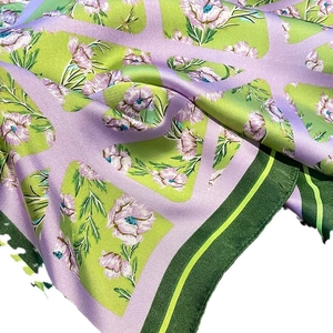 Foulard in seta verde e lilla con motivo floreale geometrico e bordo verde scuro