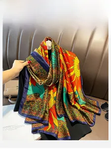 Détail d'un foulard en soie avec imprimé tournesol et motifs floraux sur cuir