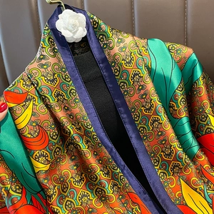 Châle en satin de soie fleuri avec bordure bleu marine et broche camélia élégante