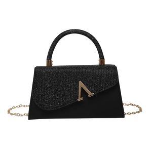 Sac à main élégant à paillettes noires avec fermoir en V doré et bandoulière en chaîne
