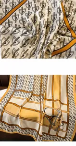Detailansicht des Seidenschal-Stoffs mit klassischem Kettenmuster und weicher Textur