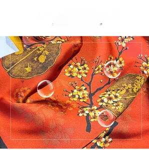 Vue macro de l'écharpe en soie avec motif floral montrant la texture du tissu respirant