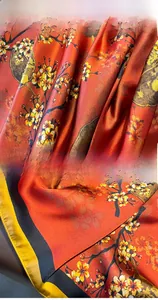 Détail d'un foulard en soie montrant l'imprimé floral et la couture de surjet jaune