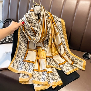 Großer Damen Satin Schal Reitsport Reitsattel Schnalle Kette Drucken Stola Sonnenschutz Strand Wickeltuch Luxus Mode Halstuch
