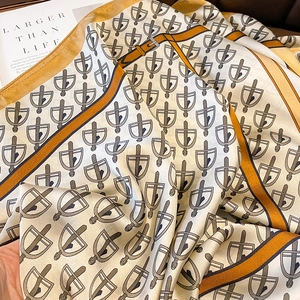 Französischer Seidenschal mit Retro-Steigbügelmuster und geometrischem Kettenprint in Gold