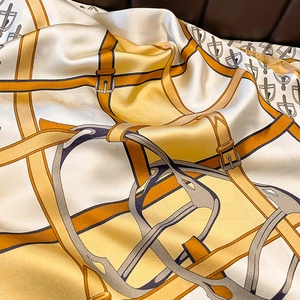Eleganter Seidenschal mit klassischem Pferdegeschirrdruck und goldener Kette auf Seidenstoff