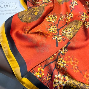 Châle en soie à imprimé floral orange avec bordure noire pour protection solaire