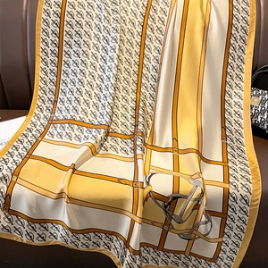 Luxuriöser Seidenschal mit Kettenmuster und gelbem Ledergürtel-Schnallen-Design