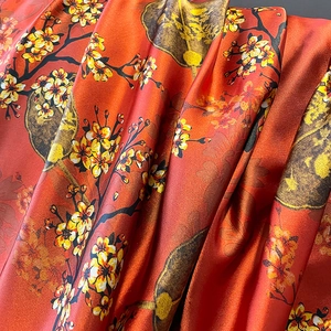 Écharpe en soie orange au motif floral chinois avec fleurs de prunier et oiseaux