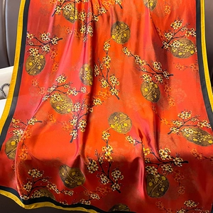 Écharpe en soie de style chinois orange avec imprimés floraux et bordures contrastées