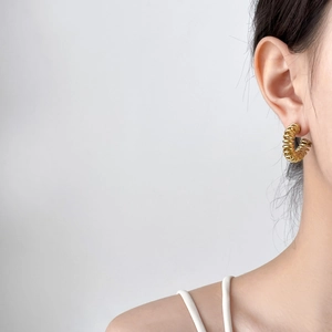 Boucles d'oreilles spirale torsadée en C dorées avec pierre noire en acier titane