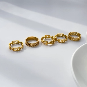 Set di cinque anelli in acciaio inossidabile placcati oro 18K con maglia e catena vuota