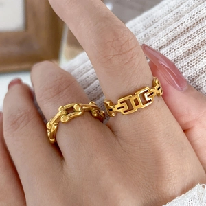 Dettaglio dell'anello a catena placcato oro 18K e anello traforato sulla mano