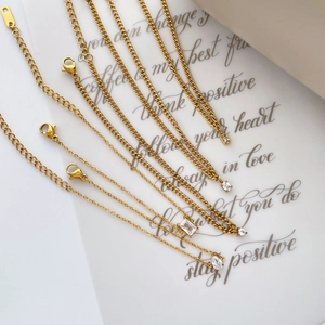 Détails de chaînes plaquées or 18 carats avec pendentifs en zircon goutte et carrés