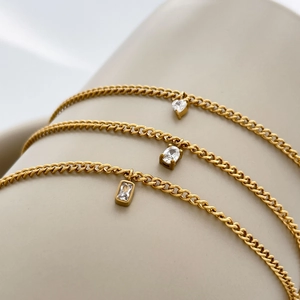 Bracelet en or 18 carats avec pendentifs en zircone cœur et carrés sur chaîne cubaine
