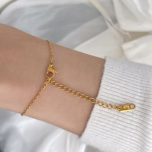 Détail d'un bracelet plaqué or 18K avec fermoir mousqueton et gravure K18