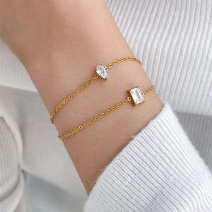 Détail du bracelet superposé plaqué or 18 carats avec zircons poire et rectangulaires
