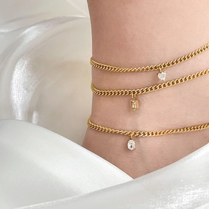 Bracelet de cheville doré 18 carats avec zircons en forme de cœur, rectangle et ovale