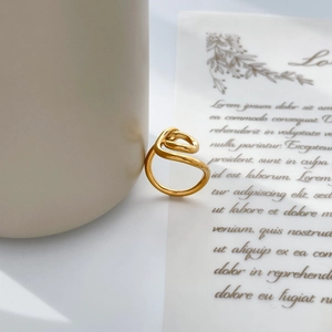 Gros plan détaillé d'une bague dorée double couche avec lignes abstraites torsadées