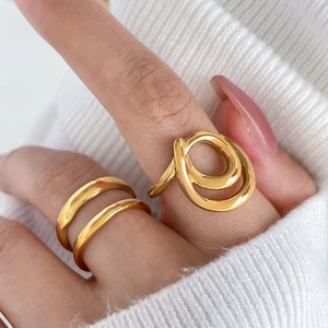 Bague double couche dorée et bague spirale irrégulière au style minimaliste moderne
