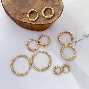 Boucles d'oreilles créoles en acier titane doré avec texture diamant en cinq tailles
