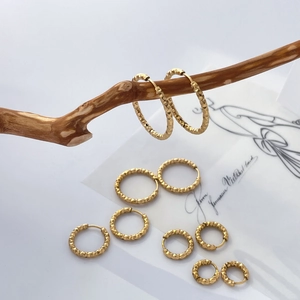 Créoles en acier au titane doré avec motif de pneu en différentes tailles dorées 18K