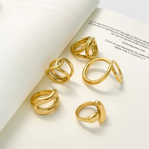 Ensemble de bagues dorées 18 carats aux formes creuses et lèvres sur un livre ouvert