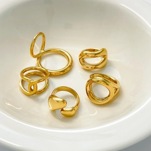Bagues minimalistes en acier inoxydable plaqué or 18K avec des lignes organiques creuses