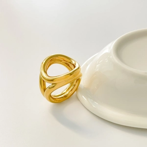 Bague lèvres creuse plaquée or 18K avec lignes organiques épaisses croisées irrégulières