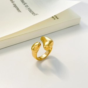 Bague ouverte irrégulière style liquide avec plaquage or 18K et fini miroir poli