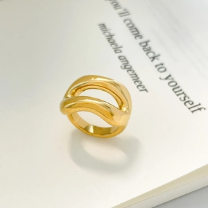 Bague croisée ondulée plaquée or 18 carats double couche au design moderne minimaliste