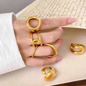 Bagues Géométriques Creuses Irrégulières Plqué Or 18K Acier Titane Forme Lèvre Bijoux Esthétiques Pour Femmes