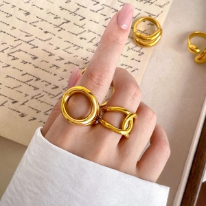 Vue détaillée de bagues plaquées or 18 carats avec motif lèvres et lignes irrégulières