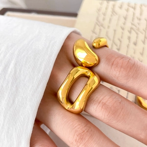 Bague en acier inoxydable plaqué or forme de lèvres abstraites sur main