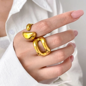 Vue macro d'une bague dorée ajourée aux lignes irrégulières de style métal liquide