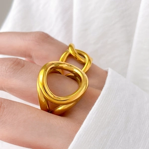 Détail d'une bague large ajourée en forme de lèvres avec placage en or 18 carats