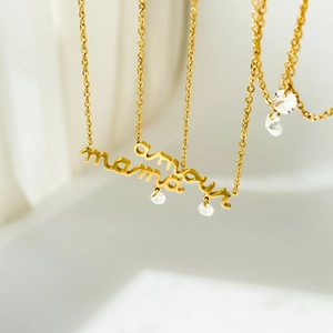 Collier doré avec pendentif 'mama' et petits zircons sur une chaîne serpent fine