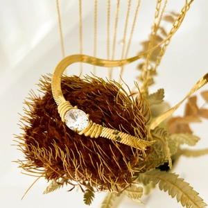 Collier chaîne serpent dorée avec grand pendentif en zircone ovale sur décor de feuilles