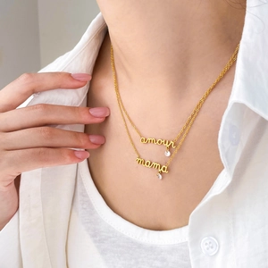 Collier double couche en titane doré avec pendentifs 'amour' et 'mama' et zircons