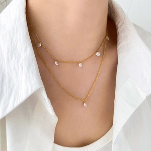 Collier double rang en titane doré avec pendentifs élégants en zircone en forme de goutte