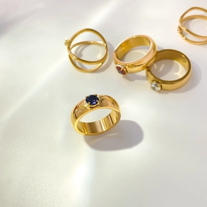 Bagues chic en titane plaqué or 18 carats avec zircons colorés et design ajouré double couche