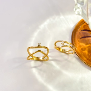 Détail d'une bague en titane plaqué or 18K avec zircon coloré et design ondulé creux