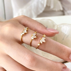 Bagues en titane plaqué or 18 carats serties de zircons marquise au design superposé