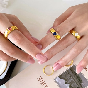 Ensemble de bagues vintage en titane plaqué or 18 carats avec zircons colorés au doigt