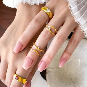 Détail de bagues plaquées or 18K avec zircon coloré et rubis sur main avec dentelle