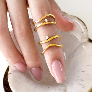 Détail de bagues à double vague en acier plaqué or 18 carats et zircons fins