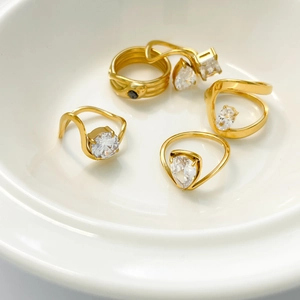 Lot de 5 bagues dorées avec pierres zircons aux formes géométriques de goutte et carré