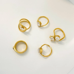 Ensemble de cinq bagues en titane plaqué or 18 carats avec zircons en forme de cœur