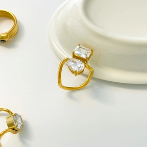 Détail d'une bague en titane plaqué or 18K avec zircons poire et rectangulaires